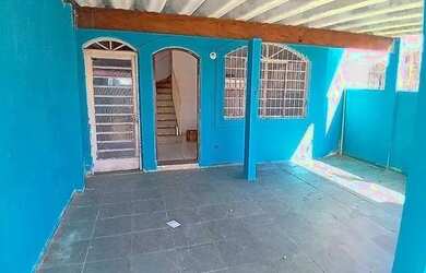 Imagem: A casa possui 3 Dormitórios, 2 Banheiros, 1 Vaga na garagem