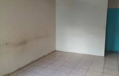 Imagem: A casa possui 2 Dormitórios e 1 Banheiro e está localizado