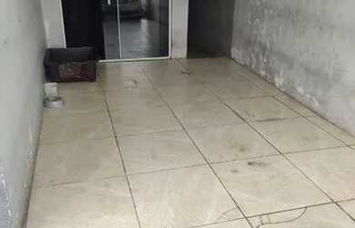 Imagem: A casa possui 1 Dormitório, 1 Banheiro, 1 Vaga na garagem e