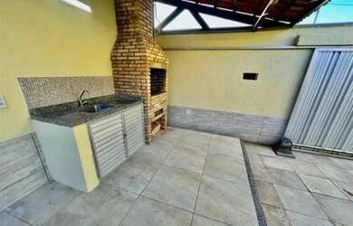 Imagem: A casa possui 3 Dormitórios, 2 Banheiros, 2 Vagas na garagem