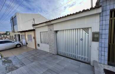 Imagem: A casa possui 3 Dormitórios, 2 Banheiros, 2 Vagas na garagem