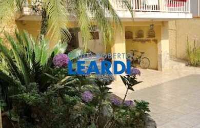 Imagem: A casa possui 4 Dormitórios, 2 Banheiros, 5 Vagas na garagem