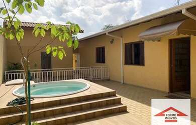 Imagem: A casa possui 3 Dormitórios, 2 Banheiros, 2 Vagas na garagem