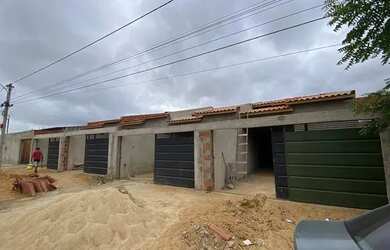 Imagem: A casa possui 3 Dormitórios, 2 Banheiros, 2 Vagas na garagem