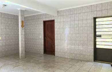 Imagem: A casa possui 4 Dormitórios, 1 Banheiro, 2 Vagas na garagem