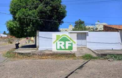 Imagem: A casa possui 2 Dormitórios, 1 Banheiro, 4 Vagas na garagem