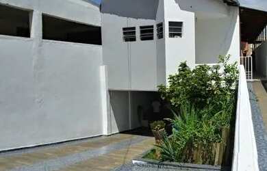 Imagem: A casa possui 3 Dormitórios, 2 Banheiros, 5 Vagas na garagem