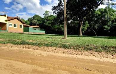 Imagem: O terreno e possui Dormitórios, Suítes, Banheiros, 700-0m²