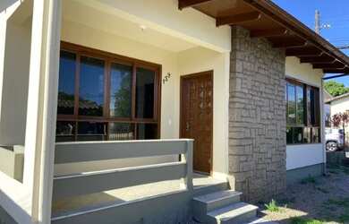 Imagem: A casa possui 3 Dormitórios, 2 Banheiros, 5 Vagas na garagem