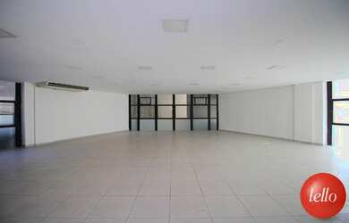 Imagem: O depósito possui 4 Vagas na garagem, 330m² de Área e está