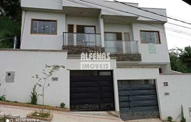 Imagem: A casa possui 3 Dormitórios, 2 Banheiros, 3 Vagas na garagem