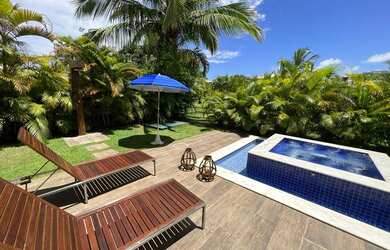 Imagem: A casa possui 4 Dormitórios, 5 Banheiros, 4 Vagas na garagem