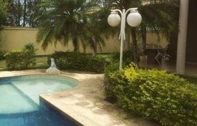 Imagem: A casa possui 4 Dormitórios, 2 Banheiros, 3 Vagas na garagem