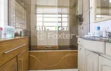 Imagem: A casa possui 4 Dormitórios, 3 Banheiros, 5 Vagas na garagem