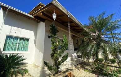 Imagem: A casa possui 3 Dormitórios, 2 Banheiros, 2 Vagas na garagem