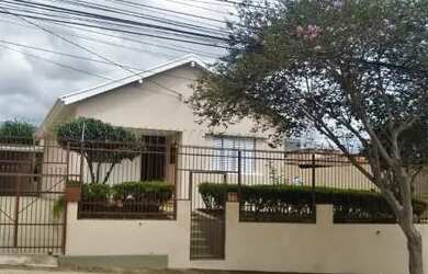 Imagem: A casa possui 2 Dormitórios, 1 Banheiro, 4 Vagas na garagem