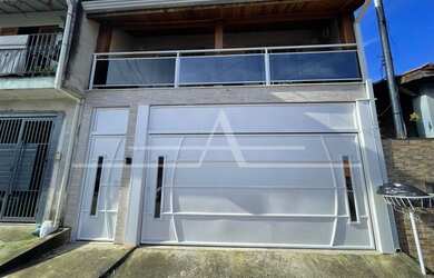 Imagem: A casa possui 2 Dormitórios, 3 Banheiros, 2 Vagas na garagem