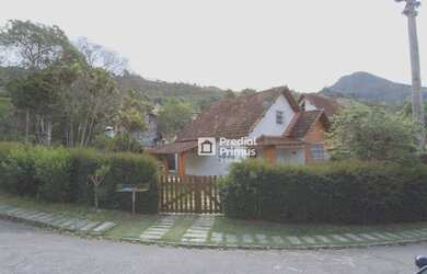 Imagem: A casa possui 3 Dormitórios, 2 Banheiros, 4 Vagas na garagem