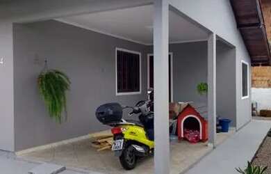 Imagem: A casa possui 2 Dormitórios, 1 Banheiro, 1 Vaga na garagem