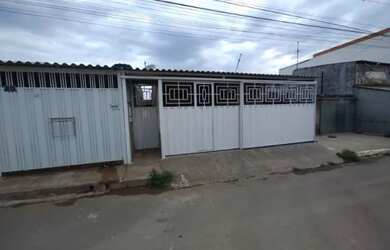 Imagem: A casa possui 3 Dormitórios, 2 Banheiros, 2 Vagas na garagem