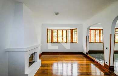 Imagem: A casa possui 4 Dormitórios, 3 Banheiros, 4 Vagas na garagem