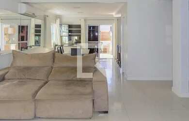 Imagem: A casa em condomínio possui 3 Dormitórios, 4 Banheiros, 2