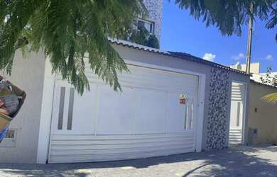 Imagem: A casa possui 3 Dormitórios, 5 Banheiros, 3 Vagas na garagem