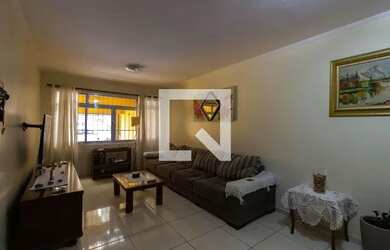 Imagem: A casa possui 3 Dormitórios, 2 Banheiros, 2 Vagas na garagem