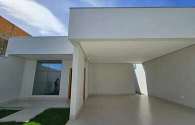 Imagem: A casa possui 3 Dormitórios, 2 Banheiros, 3 Vagas na garagem