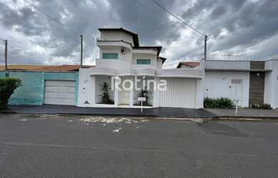 Imagem: A casa possui 4 Dormitórios, 2 Banheiros, 2 Vagas na garagem