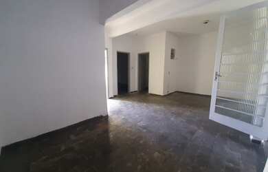 Imagem: A casa possui 2 Dormitórios, 1 Banheiro, 3 Vagas na garagem