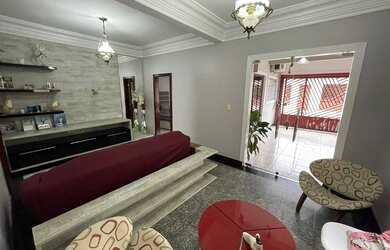 Imagem: A casa possui 4 Dormitórios, 3 Banheiros e 2 Vagas na garagem