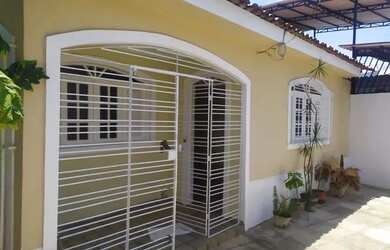 Imagem: A casa possui 3 Dormitórios, 2 Banheiros, 2 Vagas na garagem