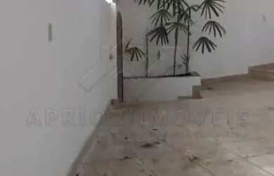 Imagem: A casa possui 2 Dormitórios, 2 Banheiros, 2 Vagas na garagem