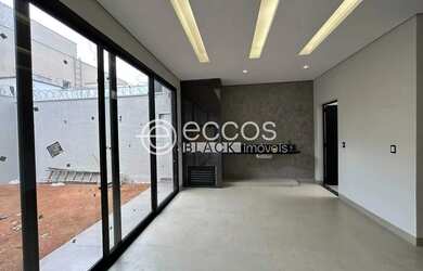 Imagem: A casa possui 3 Dormitórios, 3 Banheiros, 4 Vagas na garagem