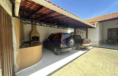 Imagem: A casa possui 4 Dormitórios, 2 Banheiros, 5 Vagas na garagem