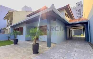 Imagem: A casa possui 4 Dormitórios, 3 Banheiros, 300m² de Área