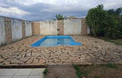 Imagem: A casa possui 2 Dormitórios, 2 Banheiros, 2 Vagas na garagem