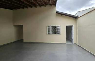 Imagem: A casa possui 3 Dormitórios, 2 Banheiros e está localizado