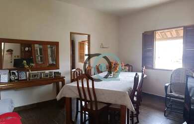 Imagem: A casa possui 3 Dormitórios, 2 Banheiros, 1 Vaga na garagem