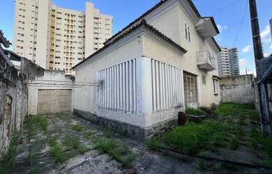Imagem: A casa possui 4 Dormitórios, 3 Banheiros, 5 Vagas na garagem