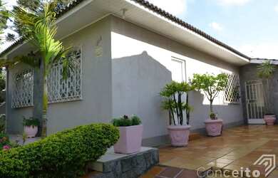 Imagem: A casa possui 3 Dormitórios, 2 Banheiros, 3 Vagas na garagem