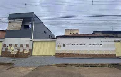 Imagem: A casa possui 3 Dormitórios, 2 Banheiros, 4 Vagas na garagem