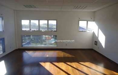 Imagem 12: Barracão. localizado nas margens da Rodovia D. Pedro. Dentro de um condomínio...