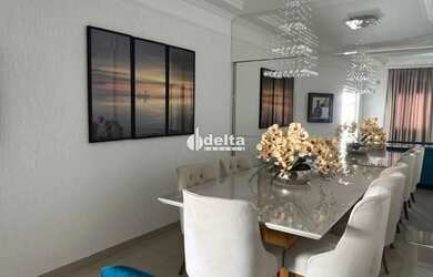 Imagem: A casa possui 3 Dormitórios, 3 Banheiros, 3 Vagas na garagem