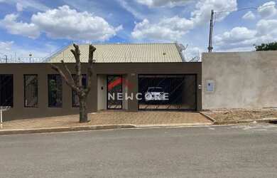 Imagem: A casa possui 4 Dormitórios, 3 Banheiros, 2 Vagas na garagem