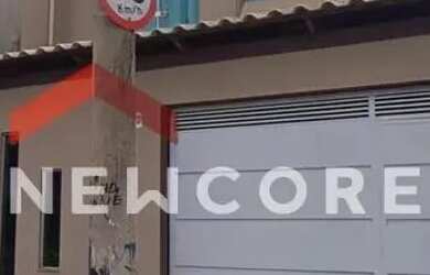 Imagem: A casa possui 3 Dormitórios, 2 Banheiros, 1 Vaga na garagem