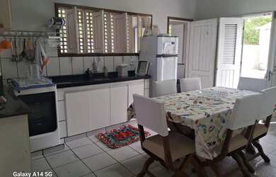 Imagem: A casa possui 4 Dormitórios, Acomodam 20 pessoas, 5 Vagas na