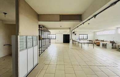 Imagem: O depósito possui 1 Vaga na garagem e 250m² de Área e está