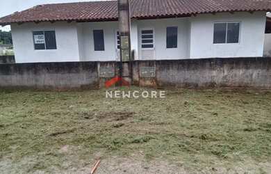 Imagem: A casa possui 4 Dormitórios, 2 Banheiros, 4 Vagas na garagem